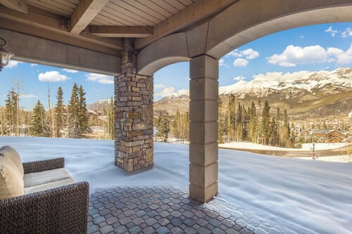 Luxury Condo, Ski In/Out, Game Room, Gym, Amenities!