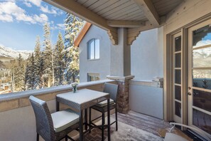 Outdoor dining - Luxury Condo, Ski In/Out, Game Room, Gym, Amenities! (Mountain Village)