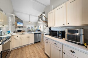 Comfort Condo, 3 Bedrooms, Kitchen, Garden View | Private kitchen | Fridge, microwave, oven, stovetop - Mariner Lakes Condos (Orange Beach)