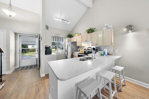 Comfort Condo, 3 Bedrooms, Kitchen, Garden View | Private kitchen | Fridge, microwave, oven, stovetop - Mariner Lakes Condos (Orange Beach)