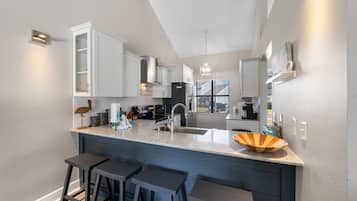 Condo có thiết kế đặc trưng, 3 phòng ngủ, có thể sử dụng hồ bơi, cạnh hồ | Bếp riêng | Tủ lạnh, lò vi sóng, lò nướng, bếp nấu