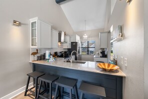 Signature Condo, 3 Bedrooms, Pool Access, Lakeside | Private kitchen | Fridge, microwave, oven, stovetop - Mariner Lakes Condos (Orange Beach)