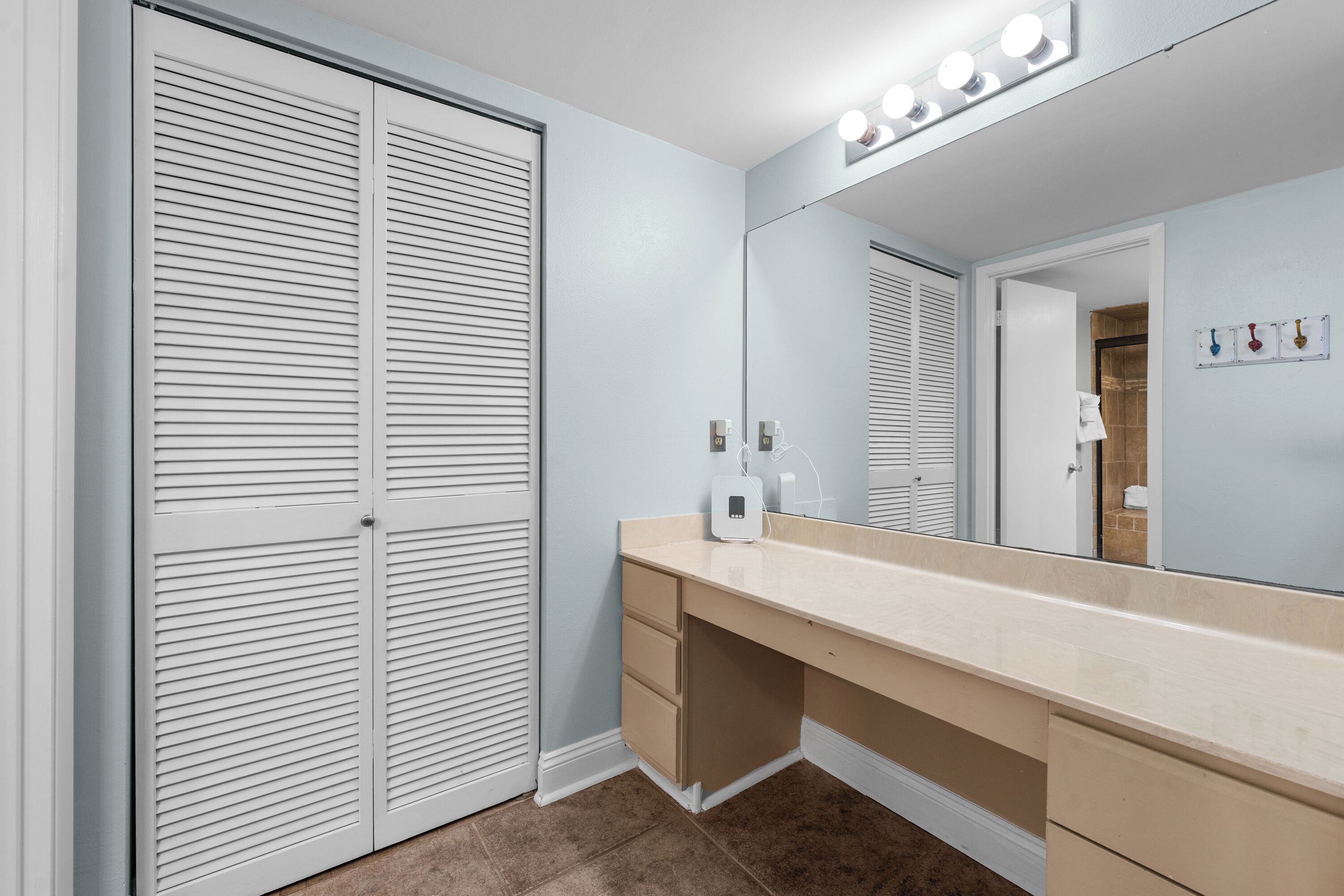 Une salle de bain avec un meuble-lavabo, un miroir et des toilettes.
