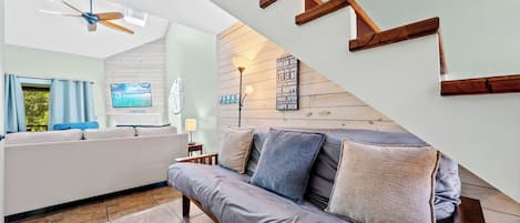 Condo familial, 2 chambres, foyer, vue sur le jardin | Salle de séjour | Téléviseur connecté, foyer