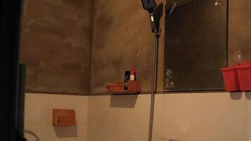 Kostenlose Toilettenartikel, Haartrockner, Hausschuhe, Handtücher