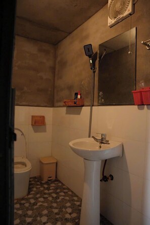 Gratis toiletartikelen, een haardroger, pantoffels, handdoeken