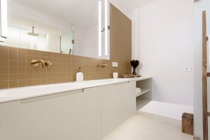 Douche, sèche-cheveux, serviettes fournies
