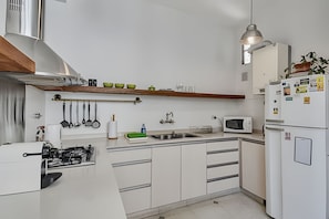 Kühlschrank, Mikrowelle, Ofen, Wasserkocher mit Kaffee-/Teezubehör