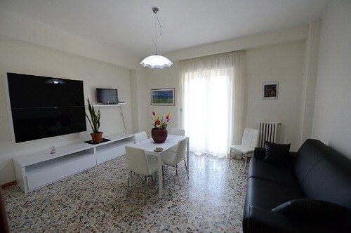 Second floor apartment Casa Amena near Vatican, Metro, parking.