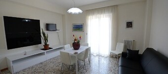 Second floor apartment Casa Amena near Vatican, Metro, parking.