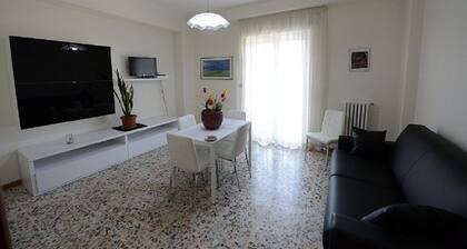 Second floor apartment Casa Amena near Vatican, Metro, parking.