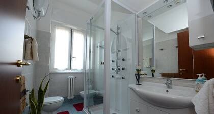 Second floor apartment Casa Amena near Vatican, Metro, parking.