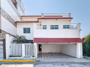 Exterior - Spacious 5-bedroom house with AC, WiFi near to the beach (Boca del Río)