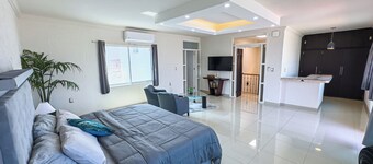Spacious 5-bedroom house with AC, WiFi near to the beach