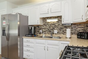 Fridge, microwave, oven, stovetop - Spacious 5-BR, Game Room, Fire Pit, Hot Tub, 2.5mi from ND (South Bend)