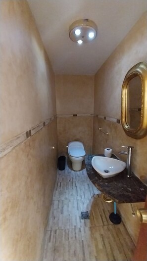 Asciugamani, sapone, carta igienica