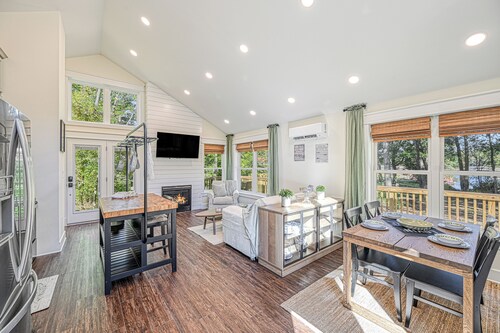 Red Roof Retreat at Lake Anna, Waterfront w/kayaks, fire pit, grill & large deck