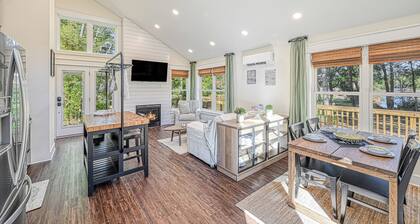 Red Roof Retreat at Lake Anna, Waterfront w/kayaks, fire pit, grill & large deck