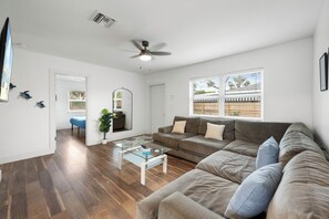 Smart TV - 2BR on Swinton - 1 Mile to Beach, 1 Block to Ave (Delray Beach)