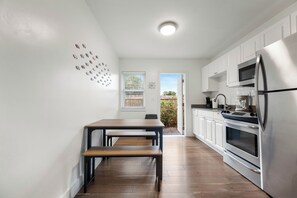 Refrigerador, microondas, horno, placa de cocina