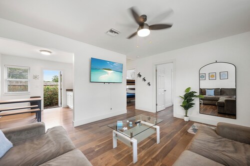 2BR on Swinton - 1 Mile to Beach, 1 Block to Ave