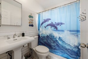 Een haardroger, handdoeken, zeep, shampoo