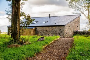 Exterior - Murmur y Coed - sleeps 5 guests  in 2 bedrooms (Menai Bridge)