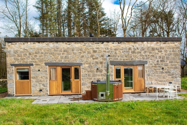 Outdoor dining - Murmur y Coed - sleeps 5 guests  in 2 bedrooms (Menai Bridge)