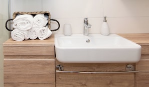 City Apartment, 1 Double Bed, Courtyard View | Bathroom