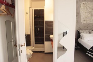 Douche, sèche-cheveux, bidet, serviettes fournies