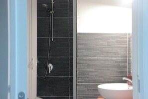 Shower, hair dryer, bidet, towels - Large apartment in the city center with terrace and two kitchens. (Catania)
