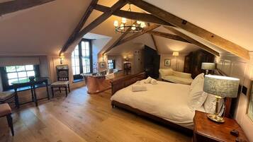 2 bedrooms, iron/ironing board, internet, bed sheets