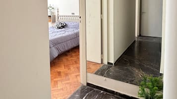 2 habitaciones, tabla de planchar con plancha, wifi y ropa de cama