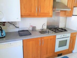 Een koelkast, een magnetron, een oven, een kookplaat