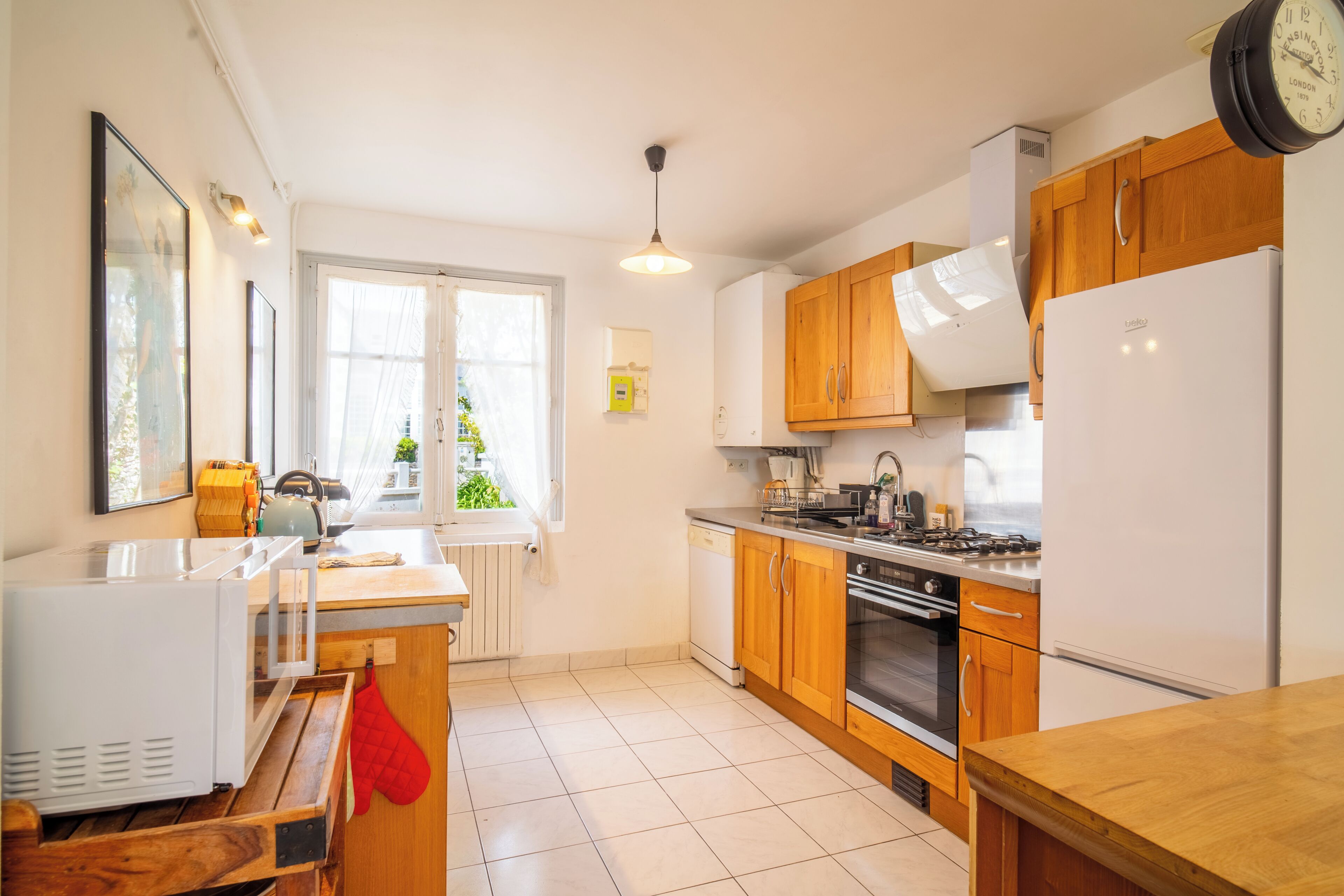 Coffee/tea maker, fridge, microwave, oven