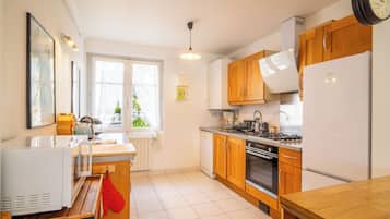 Coffee/tea maker, fridge, microwave, oven
