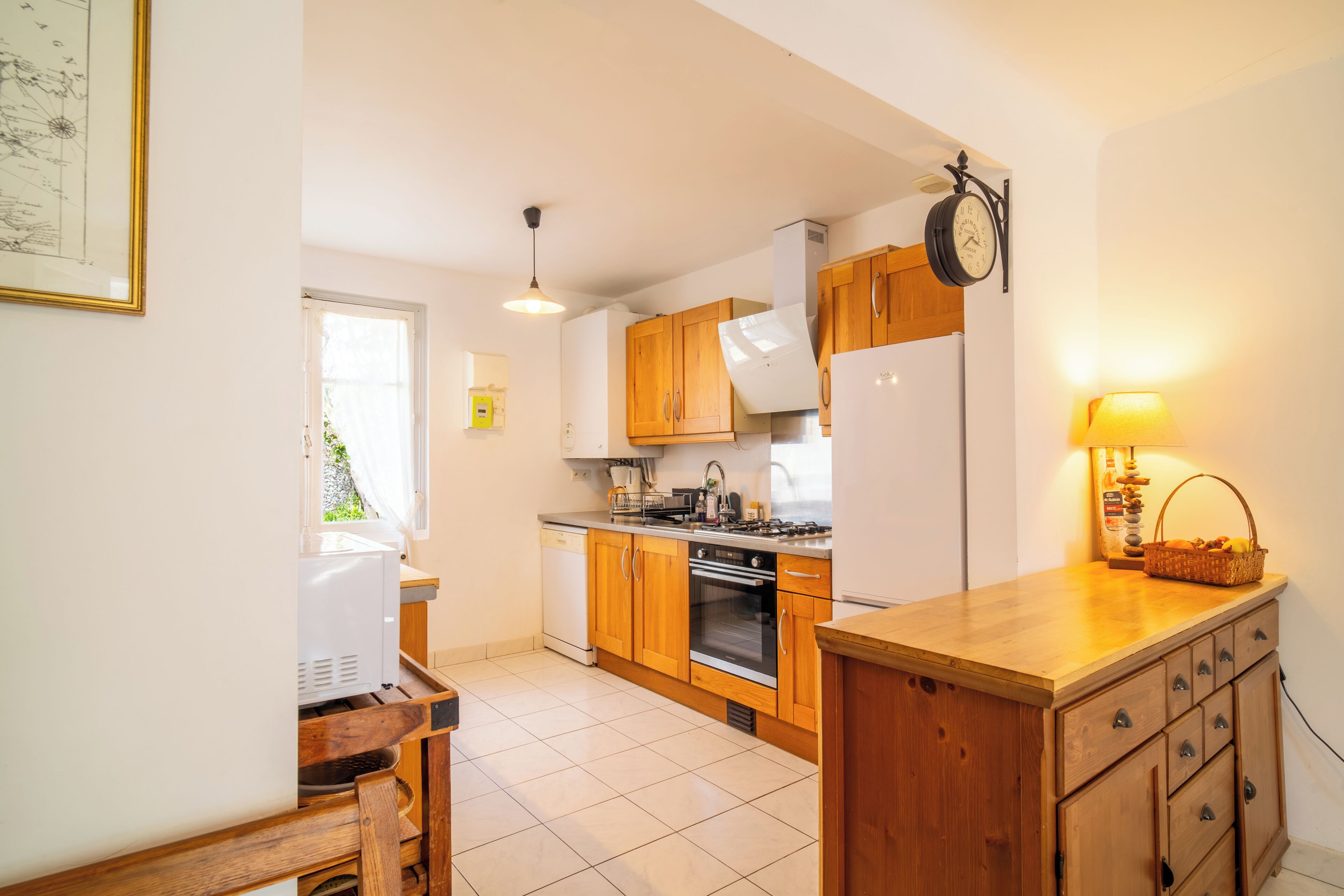 Coffee/tea maker, fridge, microwave, oven