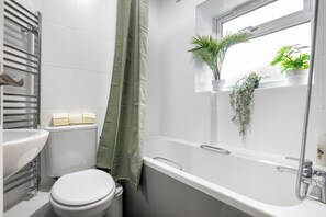 Haartrockner, Handtücher, Seife, Shampoo