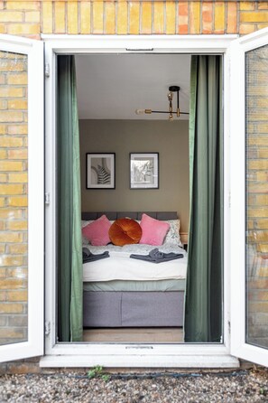 3 bedrooms, iron/ironing board, travel cot, free WiFi