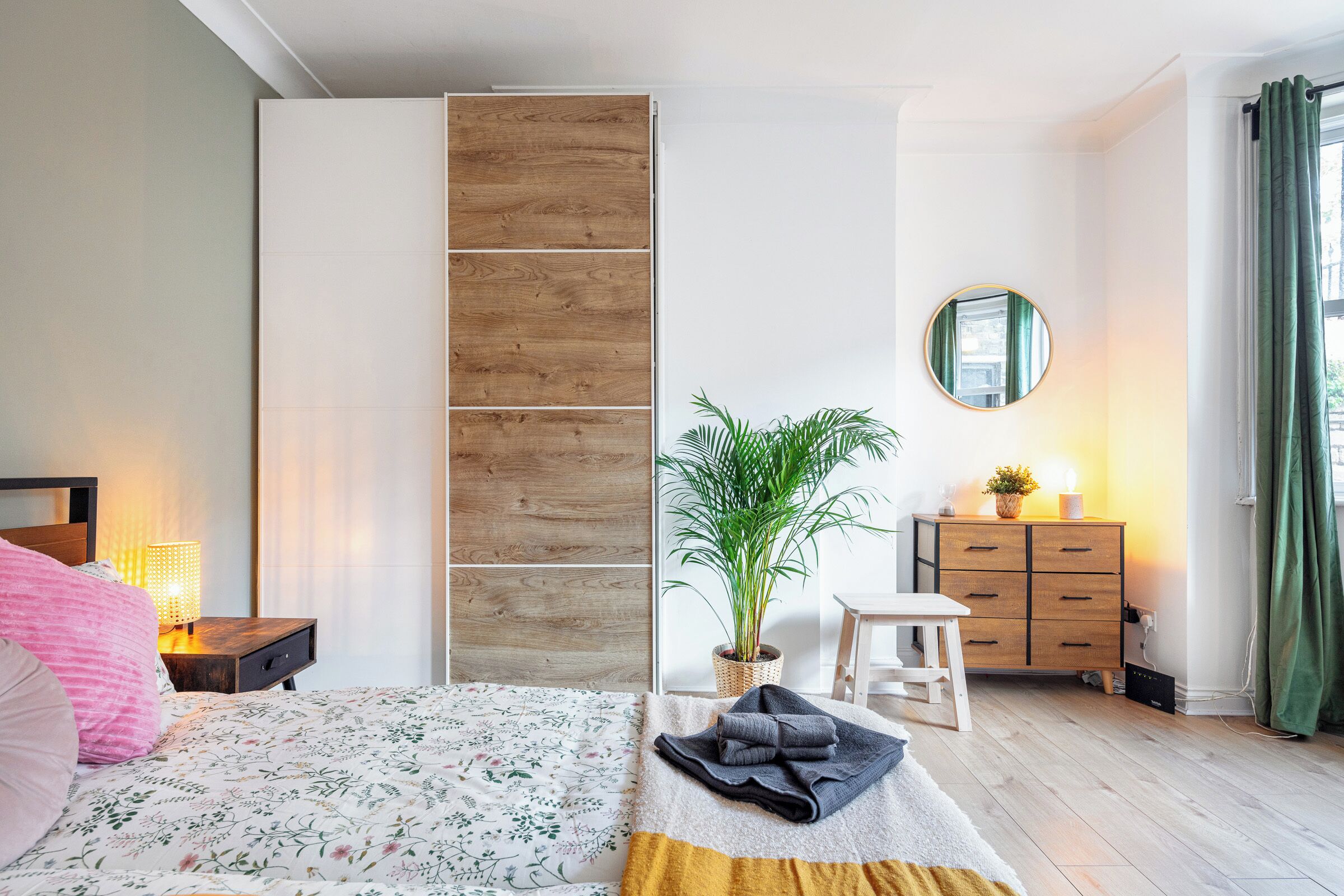 3 chambres, fer et planche à repasser, lit de bébé portatif