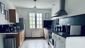 Coffee/tea maker, fridge, microwave, oven - Charming Datcha in Normandy  (Les Damps)