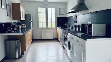 Een koelkast, een microgolfoven, een oven, een kookplaat