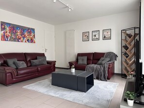 Televisor intel·ligent i llibres 