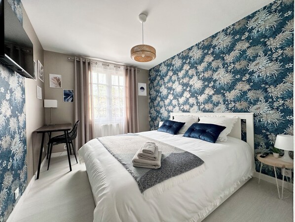 2 bedrooms, desk, iron/ironing board, travel cot - Charming Datcha in Normandy (Les Damps)