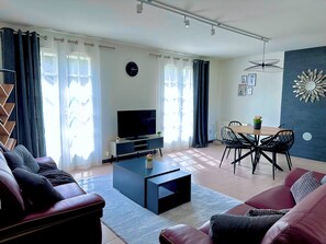 Smart TV, books - Charming Datcha in Normandy (Les Damps)