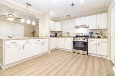 Boho Retreat that sleeps 10, 3bd 2bath centrally located to Ft. Moore and CSU
