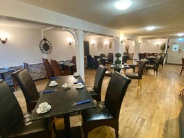 Café da manhã inglês todos os dias (GBP 12 por pessoa) 