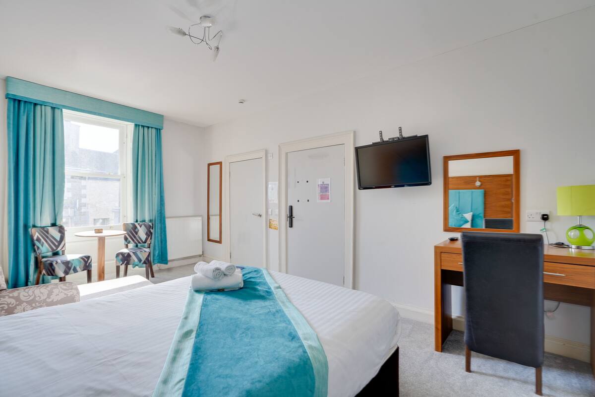 Classic Double Room, 1 Katil Ratu (Queen), Ensuite | Ruang kerja komputer riba, seterika/papan seterika, Wi-fi percuma