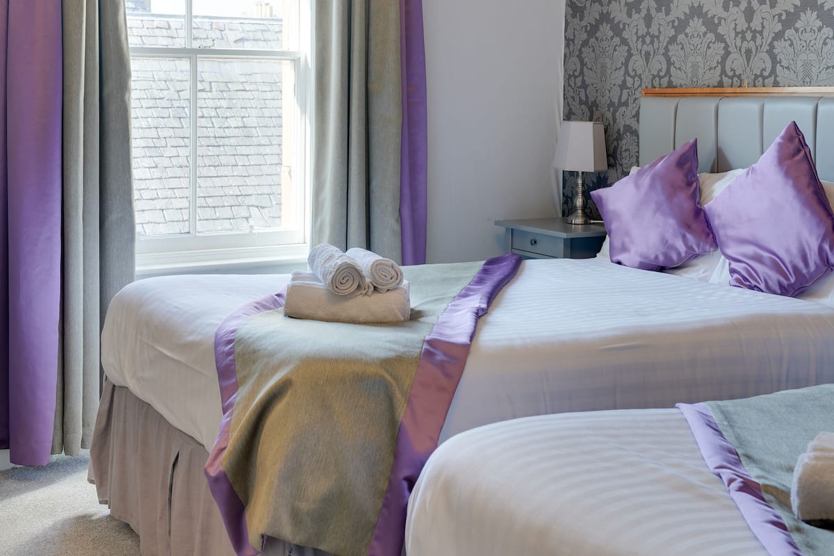 Exclusive Twin Room, 2 Katil Bujang (Single), Ensuite | Ruang kerja komputer riba, seterika/papan seterika, Wi-fi percuma