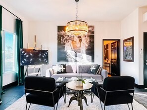 Tv, böcker och en stereo